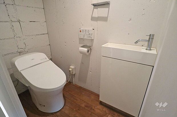 トイレは信頼のTOTO製。手洗い付きで清潔。コンクリートブロックの壁がアクセントになっています。