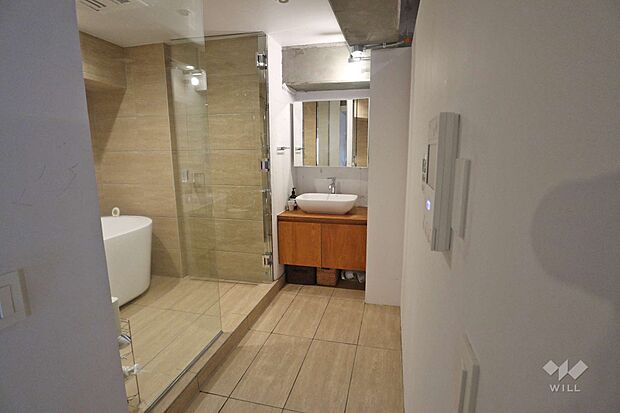 洗面室。浴室と同じタイルを床に使うことで、ホテルライクな空間を演出しています。