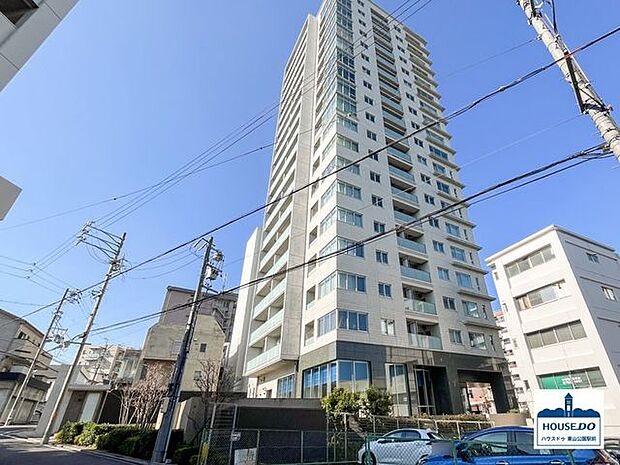 このマンションの13階角部屋です。東山線「覚王山駅」3番出口がエントランス真横にあり！