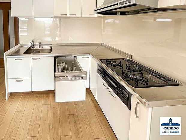 家事動線に優れ、便利な食洗機も設置されたL字型システムキッチン