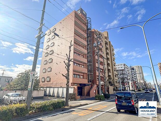 このマンションの5階に位置する角部屋です。鶴舞線「川名駅」まで徒歩約7分の立地！