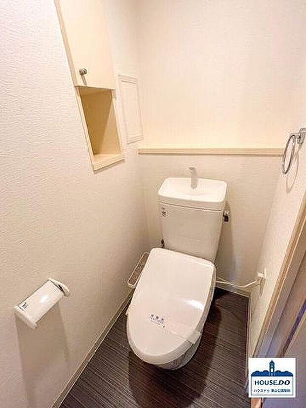 シンプルな内装で清潔感がある仕様のトイレ