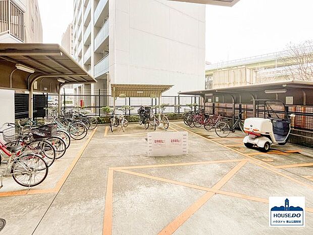 どちらも敷地内屋根付きの屋外平面式駐輪場・屋外区画式バイク置場です