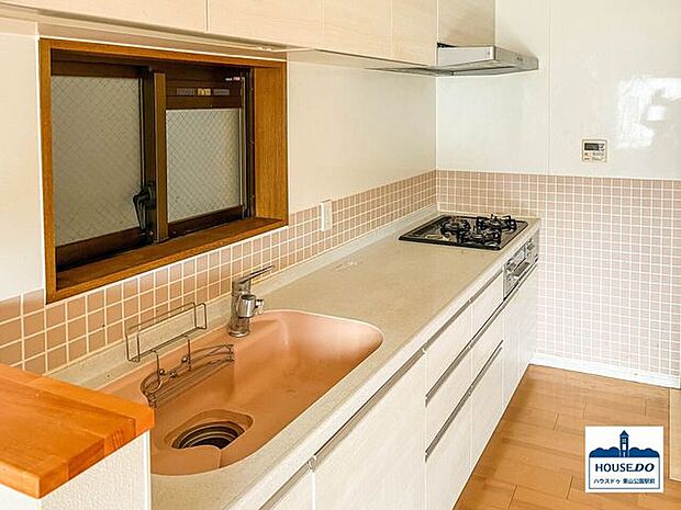 自然換気ができる窓付きのキッチン！シンク・調理台共に幅広で、快適に調理を楽しめそう♪コンロは同時調理に適した3口タイプです♪