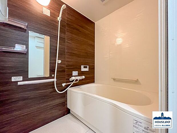 木目調で優しいイメージの浴室