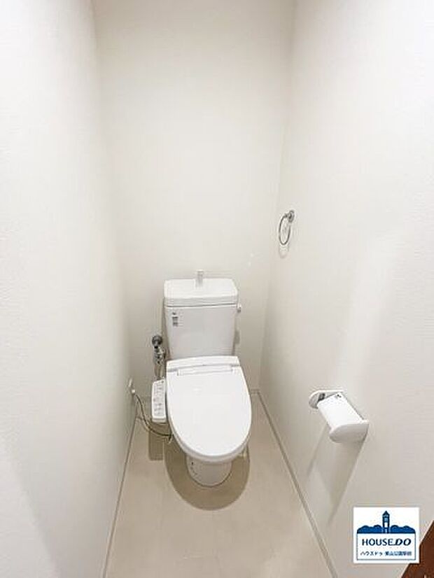 白を基調としたシンプルな内装で清潔感のあるトイレ