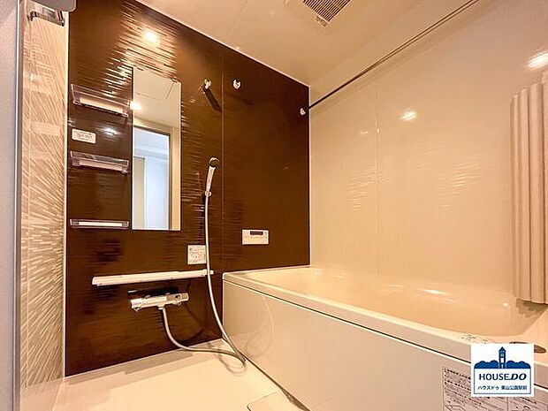 足を伸ばして入浴できる浴室♪全身を映せる縦型の鏡が嬉しいですね！