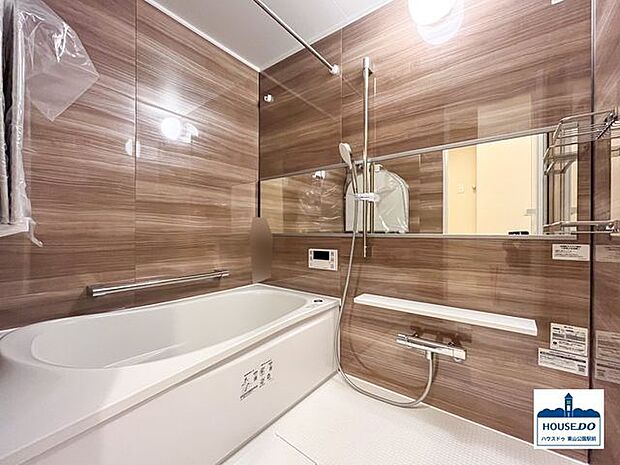 木目調で優しいイメージの浴室。鏡が横向きで設置されているので室内の広さをより感じられます