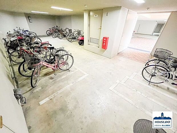 屋内区画式の敷地内駐輪場・バイク置場です