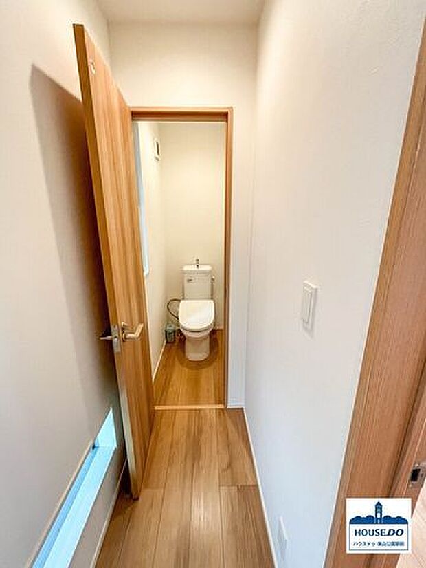 1階トイレは廊下の突き当たりに。スペースを有効活用した間取りです