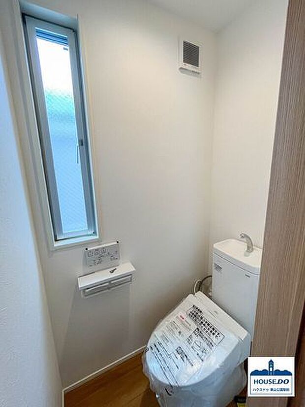 2階トイレも明るく清潔な雰囲気♪