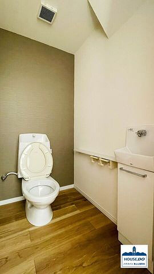 1階トイレ。手洗いスペースなども確保。