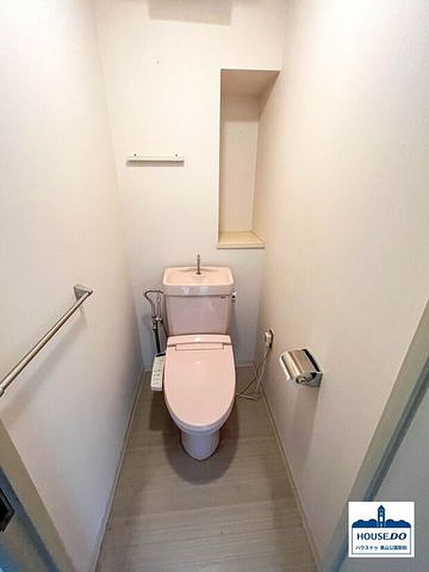 シンプルな内装で落ち着いて過ごせそうなトイレ