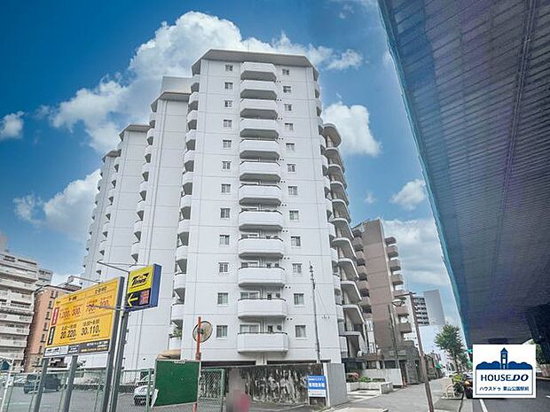 このマンションの12階に位置しているお部屋です。桜通線「高岳駅」まで徒歩約9分！徒歩圏内で3路線利用も可能です♪