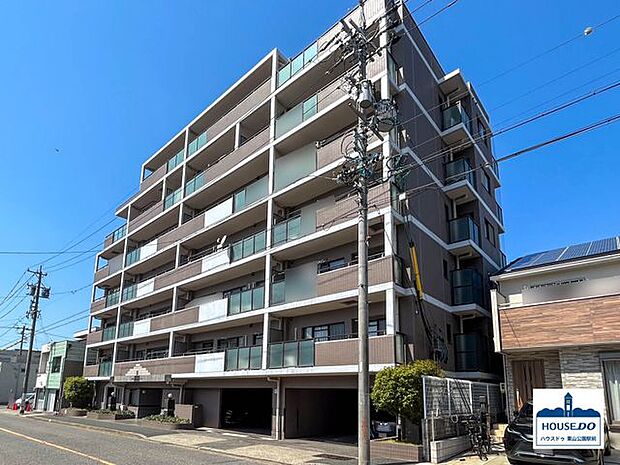 このマンションの2階角部分に位置しているお部屋です。桜通線「吹上駅」まで徒歩約7分の好立地！