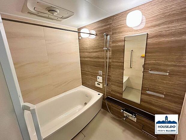 木目調で優しい印象が浮かぶ浴室は、マイクロバブル入浴・ミストサウナ・浴室乾燥機など多機能です