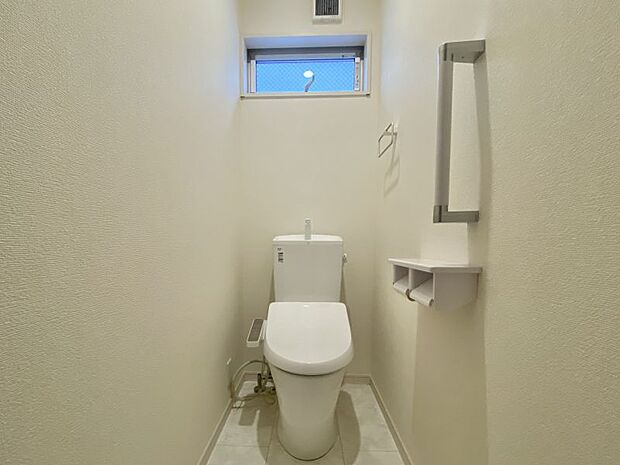快適なシャワートイレです♪1階・2階それぞれにあるので、混雑数る朝も安心ですね。
