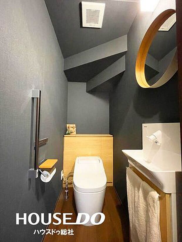 シックなデザインでおしゃれなトイレです♪