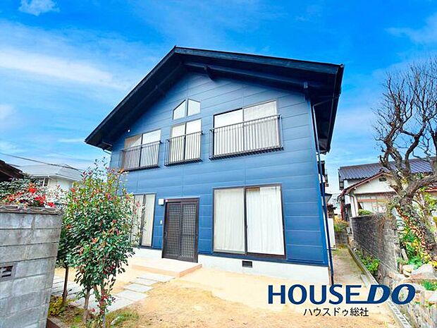 青色の外壁がかわいらしい存在感のあるお家です♪中庄小学校・北中学校エリアで、どちらも徒歩10分以内の距離にあります！