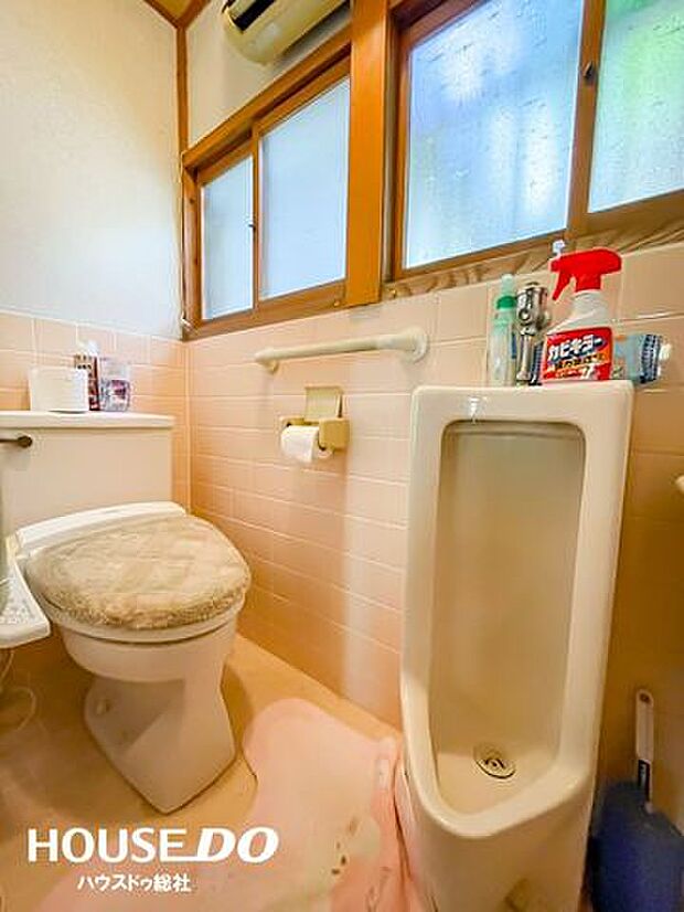 男性用と女性用で分かれています！また、トイレには備え付けの窓があるので換気を行うことができ清潔感が保たれますね◎