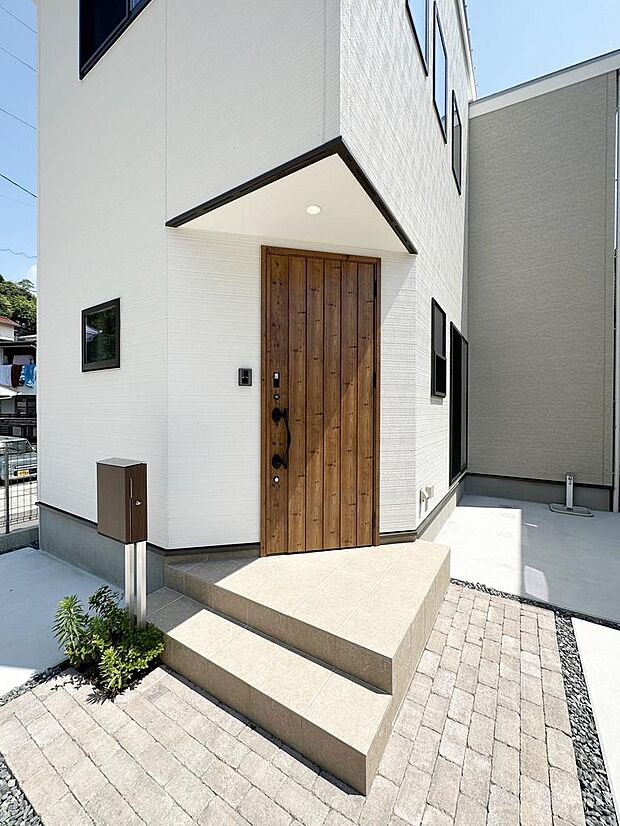 玄関ポーチ☆屋根も付いており、雨が降っても濡れる心配はありません♪