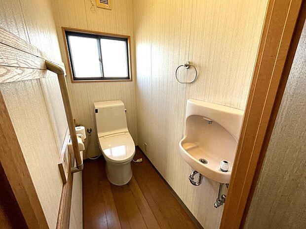 2、3階にトイレあり。 階段を昇り降りしなくてもいいので高齢者の方も便利です。