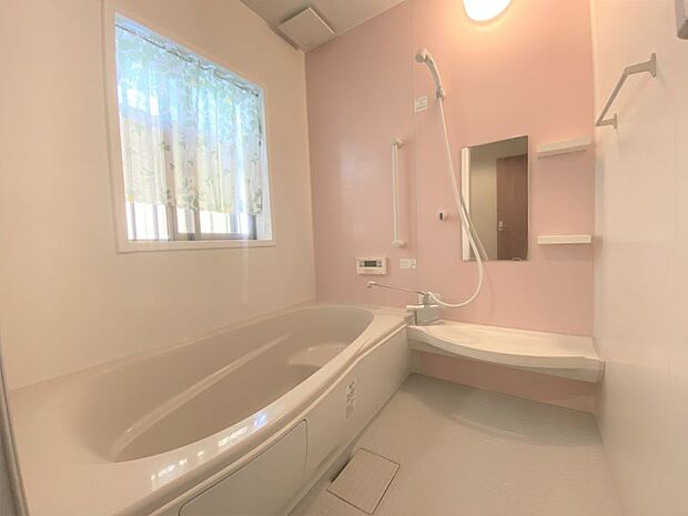 窓付きの浴室は換気扇を使わない効率的な換気を可能に◎