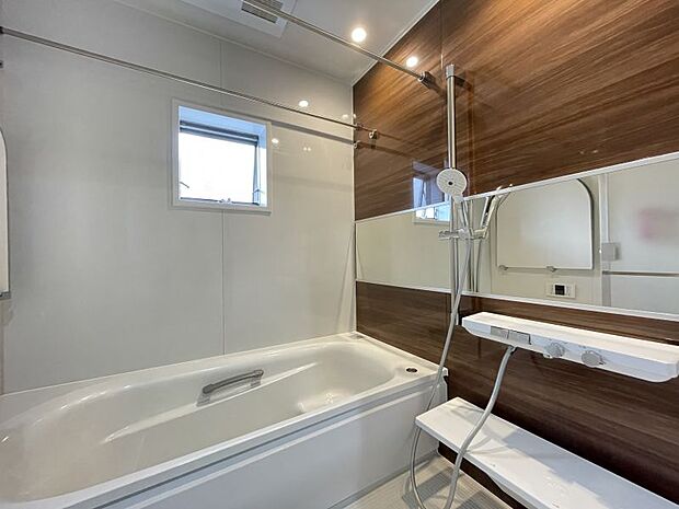 窓付きの浴室は湿気がこもりにくく効率的な換気を可能にします◎
