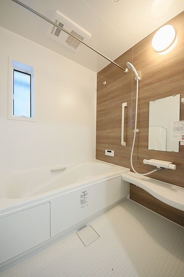 熱を逃がさない断熱素材の浴槽、ワンプッシュで切り替えできるシャワーヘッド等、使いやすく快適なバスルーム。お手入れもしやすい仕様になっています。