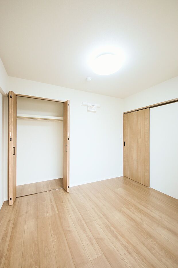 洋室約5.8帖（2） ゆとりの広さのプライベートルームには、収納充実のクローゼットが。