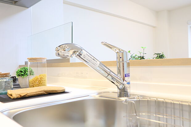 キッチン水栓は手元のボタン一つでシャワーに切り替え可能です。