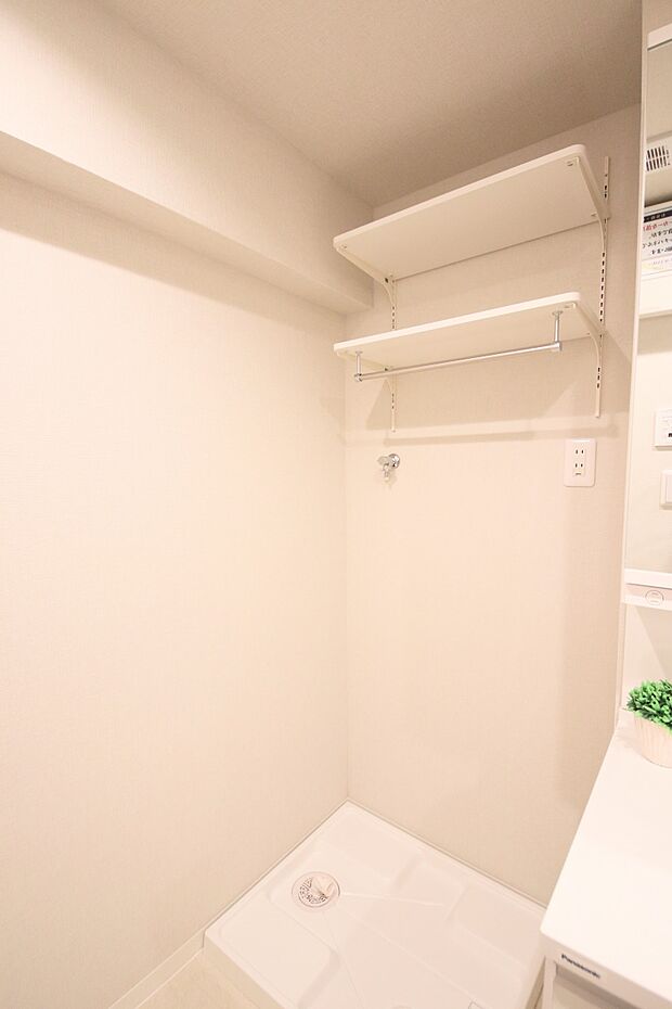 洗濯機置き場の上には棚があり、洗剤やタオル、洗濯用品など置くことが出来ます。