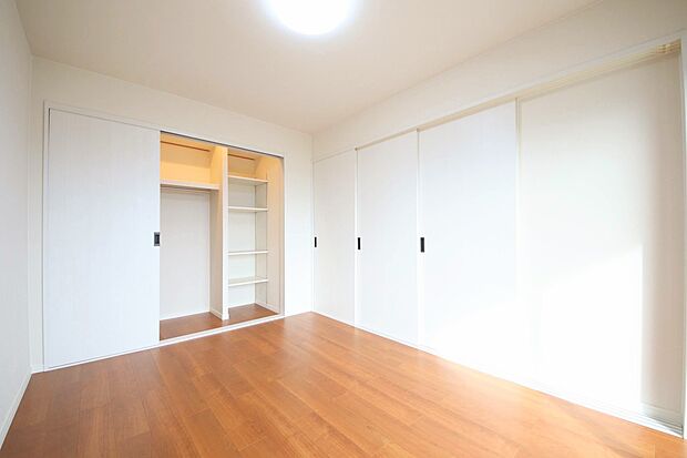洋室約6帖（3） クローゼットには小物を収納できるように棚も設けられています。