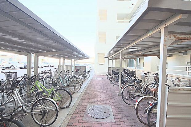 駐輪場は屋根があり、大切な自転車を雨や雪から守ってくれます。