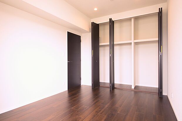 洋室約8.8帖（2） ゆとりの広さのプライベートルームには、収納充実のクローゼットが。