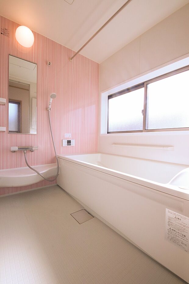 バスルームは2階にあり、防犯面でも安心です。大型の浴槽に浸かって日頃の疲れを癒すことが出来ます