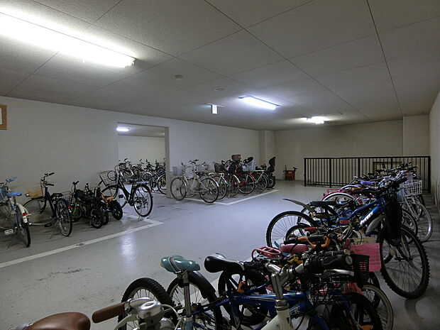 駐輪場 駐輪場には屋根があり、大切な自転車を雨から守ってくれます