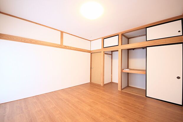 2階洋室約8帖（階段側） ゆとりの広さのプライベートルームには、収納が充実しています。