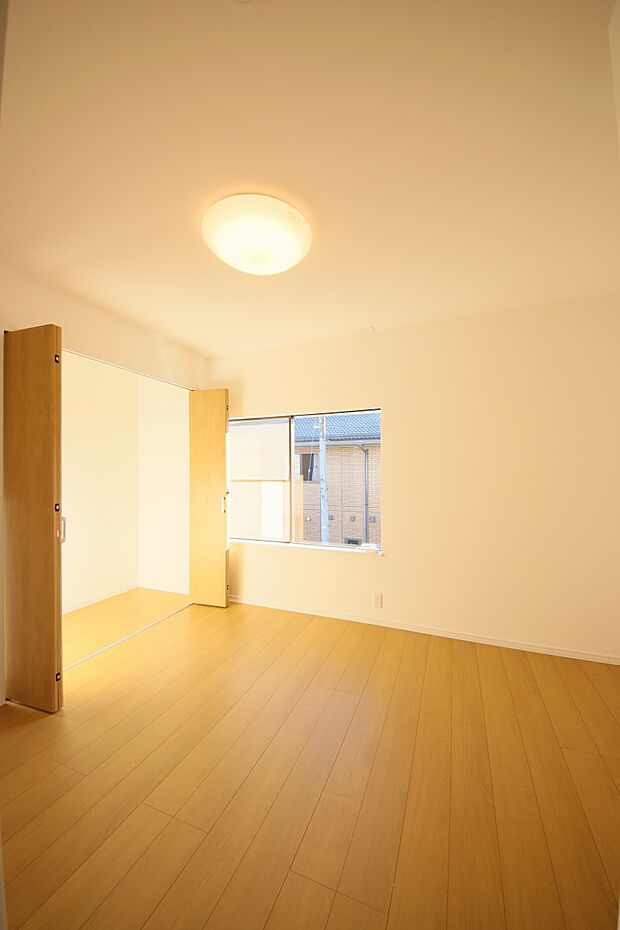 2階洋室約5.5帖（1） ゆとりの広さのプライベートルームには、収納充実のクローゼットがあります。