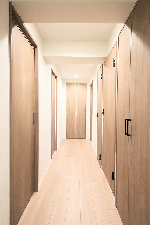 シンプルデザインの建具。　居室ドアからクローゼット扉までトータルデザインでコーディネートすることにより、室内に落ち着きと安らぎを与えてくれます。