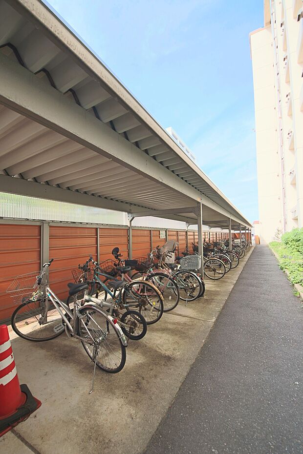 駐輪場には屋根がついており、大切な自転車を雨から守ってくれます。