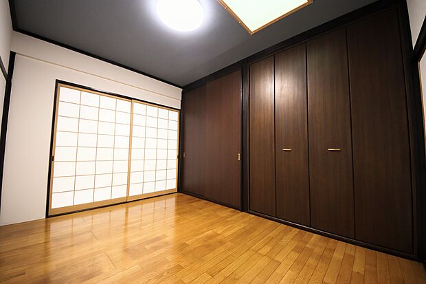 1階洋室約6帖（壁面クローゼット付き） ゆとりの広さのプライベートルームには、収納充実のクローゼットが。