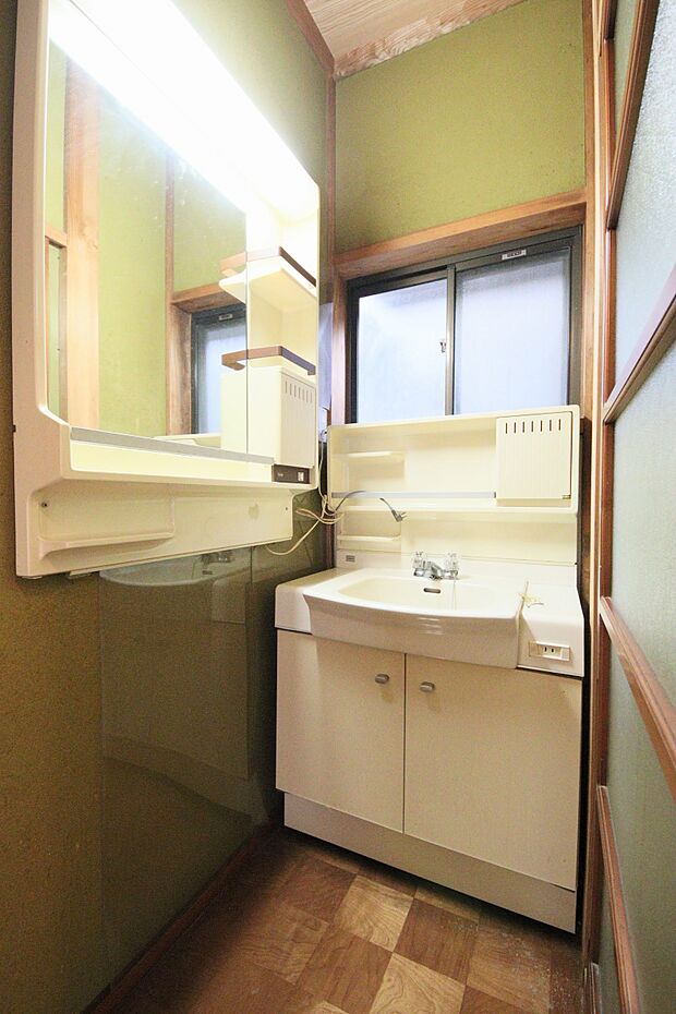 1階の洗面所は鏡が大きく、朝の身支度もはかどります。