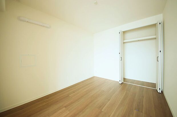 洋室5帖 全居室に収納付きで、共用スペース収納もあり、すっきり片付けて広く使えます。