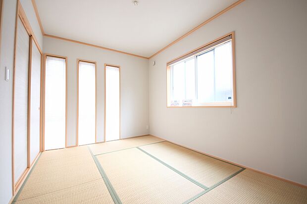 リビング隣の和室は、趣ある安らぎ空間。来訪時や家事スペースとしても重宝します。