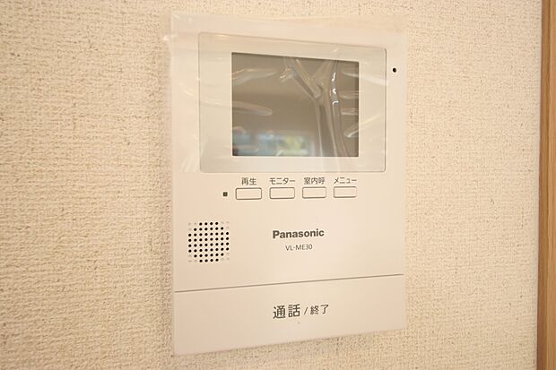 映像と音声で玄関先の様子をチェックできるモニター機能や、夜間の訪問者の顔も確認できるLEDライトを装備しています。 来客者と手放し通話ができ、送話表示灯で送話　受話状態が確認できます。