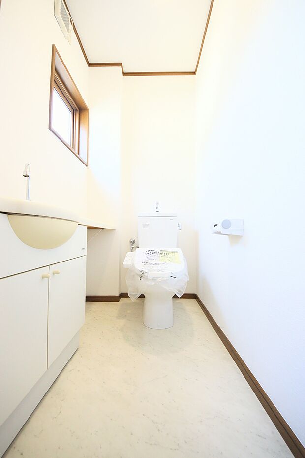 手洗い器付きの広々としたトイレ。TOTO製の温水洗浄機能付きに新品交換してあります。