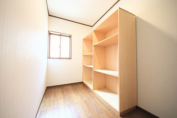 2階納戸です。書斎やテレワークルームとしてもおすすめです。備え付けの棚もご用意。