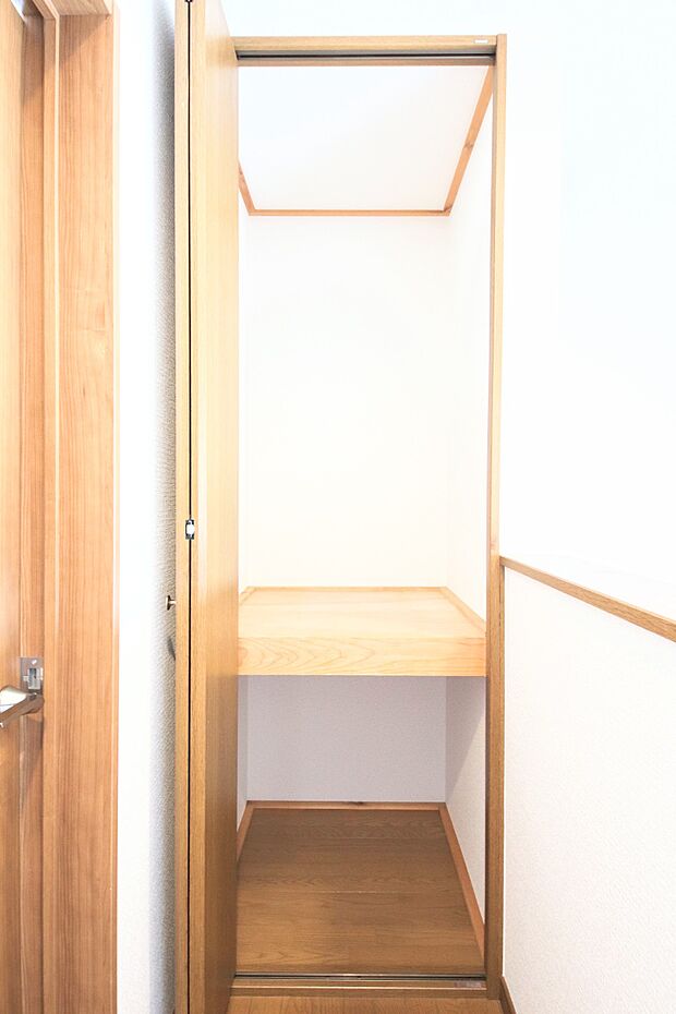 個室収納に加えて、共用スペース収納もあり、すっきり片付けて広く使えます。