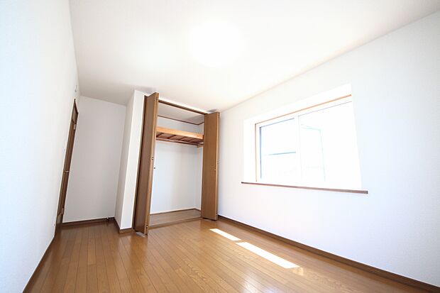 棚付きのクローゼットがあります。2階は全居室収納付きなので、すっきり片付けて広く使えます。